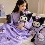 🖤💜 ست پتو بالشتی، عروسک، تراول ماگ و آویز کیف کرومی Kuromi Pillow Blanket, Plush, Travel Mug & Bag Charm Set - Image 2
